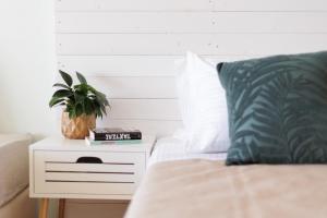 Marina Beachfront Apartment by Konnect, Ipsos