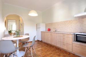 Marina Beachfront Apartment by Konnect, Ipsos