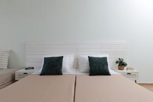 Marina Beachfront Apartment by Konnect, Ipsos