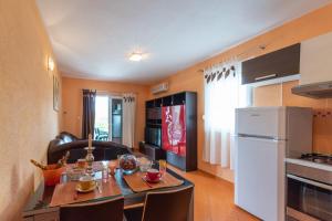 Apartment in Vinišce with Balcony, Air condition, WIFI, Washing machine (4753-1)