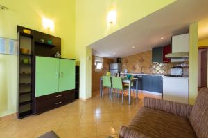 Apartment in Vinišce with Balcony, Air condition, WIFI, Washing machine (4753-3)