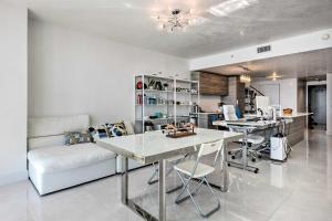 Luxe Miami Condo with Community Pool and Hot Tub!