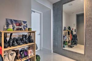 Luxe Miami Condo with Community Pool and Hot Tub!