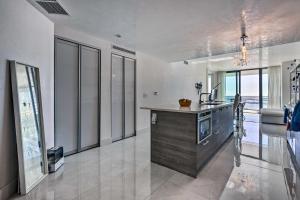 Luxe Miami Condo with Community Pool and Hot Tub!