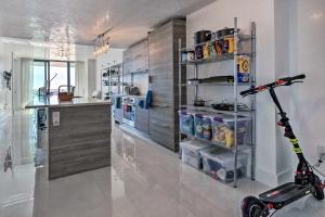 Luxe Miami Condo with Community Pool and Hot Tub!