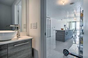 Luxe Miami Condo with Community Pool and Hot Tub!