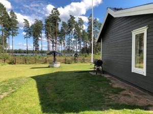 Modern lakeside cottage & boat near Isaberg