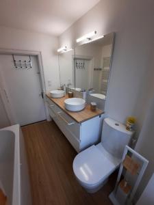 Maisons de vacances LE COCON de MATIGNON Gite 4 etoiles 5 kms mer : photos des chambres