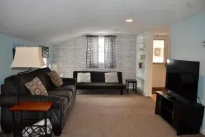 Cozy 2nd story Flat near downtown - Adrian