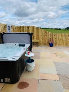 Thistle Pod Farm Stay with Hottub Sleeps 2
