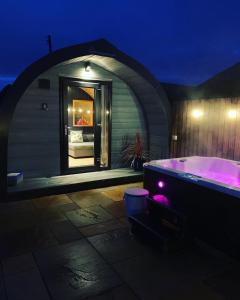 Thistle Pod Farm Stay with Hottub Sleeps 2