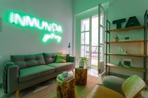 The QUEENs Designer Apartment by Cadiz4Rentals