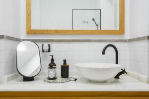 The QUEENs Designer Apartment by Cadiz4Rentals