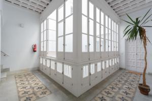 The QUEENs Designer Apartment by Cadiz4Rentals