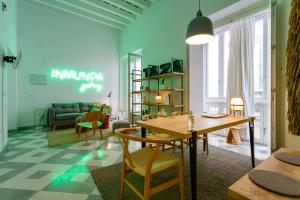 The QUEENs Designer Apartment by Cadiz4Rentals