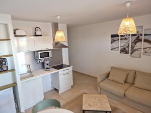 Appartements BRAVONE 61- T2- Pieds dans l'eau-Piscine chauffee dans residence- clim : photos des chambres