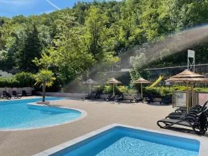 Camping Avec Piscine et Rivière à Tournon sur Rhône Ardèche - Vion