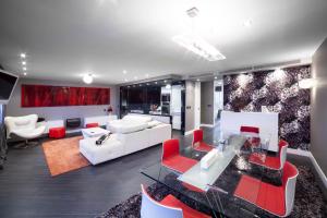 Deluxe One-Bedroom Apartment with Park View room in Petit Palace Savoy Alfonso XII