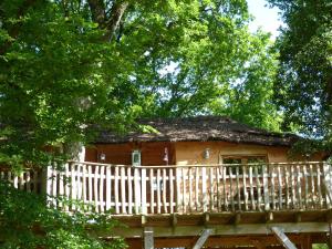 Lodges Les Cabanes de Chanteclair : Cabane dans les Arbres Supérieure avec Bain à Remous