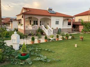 Suzies House - Road to Loutra Pozar
