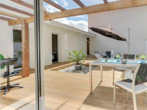 Apartment Les Patios de Flore-1 by Interhome