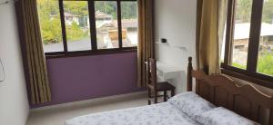 Casa roxa com piscina em condomínio