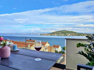 Luxury Sunrise Jacuzzi Apts, 50 m from the beach