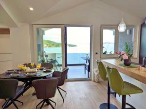 Luxury Sunrise Jacuzzi Apts, 50 m from the beach