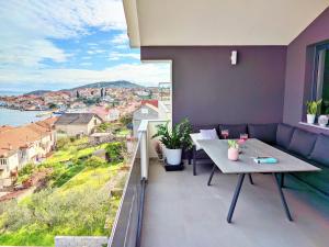 Luxury Sunrise Jacuzzi Apts, 50 m from the beach