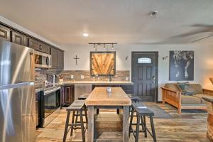 4 Mi to Dtwn Rustic Fort Worth Apt