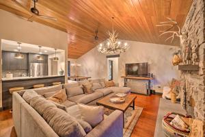 Riverfront Lincoln Condo 1 Mi to Loon Mountain!