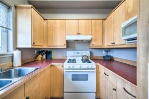 Apartment with Patio and Grill Access about half Mi to Bay!