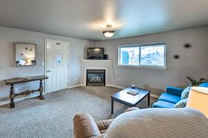 Apartment with Gas Fireplace about half Mi to Beach!