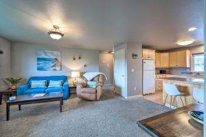 Apartment with Gas Fireplace about half Mi to Beach!