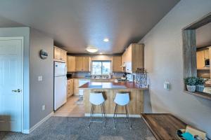 Apartment with Gas Fireplace about half Mi to Beach!