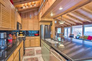 Wooded Retreat with Fire Pit, half Mi to Marina!