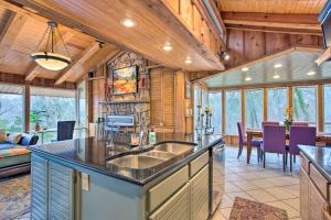 Wooded Retreat with Fire Pit, half Mi to Marina!