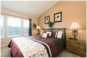 3 BR 2 Miles to Disney, pool, free WiFi and more townhouse