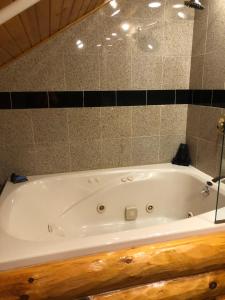 Queen Room with Spa Bath room in Black River Crossing Bed & Breakfast
