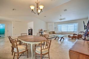 Beach Gear and 4 Mi to Naples Beach! Canalfont Home