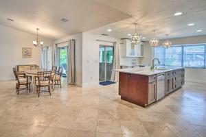 Beach Gear and 4 Mi to Naples Beach! Canalfont Home