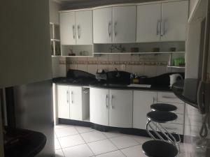 LINDO APARTAMENTO EM MEIA PRAIA-1 quadra do mar! Melhor localização!