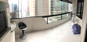 LINDO APARTAMENTO EM MEIA PRAIA-1 quadra do mar! Melhor localização!