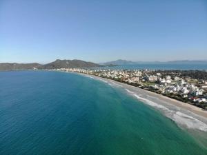 Lindo apartamento na praia de Mariscal Pé na areia