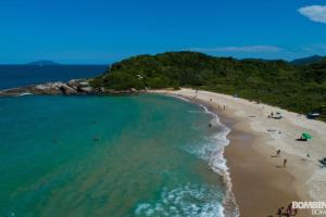 Lindo apartamento na praia de Mariscal Pé na areia