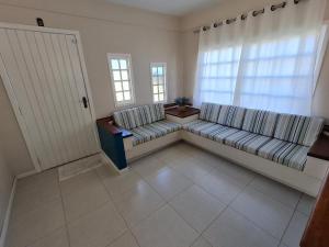 Ampla casa com 5 quartos e vista para o mar