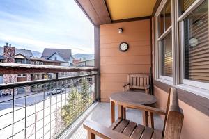 Perfectly Cozy 3rd floor Zephyr Mountain Lodge Condo with remodeled bath condo