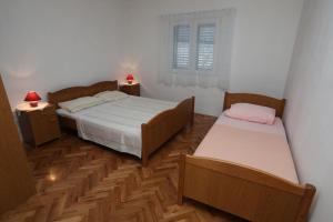 Apartments with a parking space Vinisce Trogir 16439
