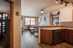 Cozy Lower Hughes View 2 BR Zephyr Mountain Lodge Condo with Ski Storage condo