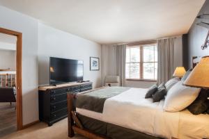Cozy Lower Hughes View 2 BR Zephyr Mountain Lodge Condo with Ski Storage condo